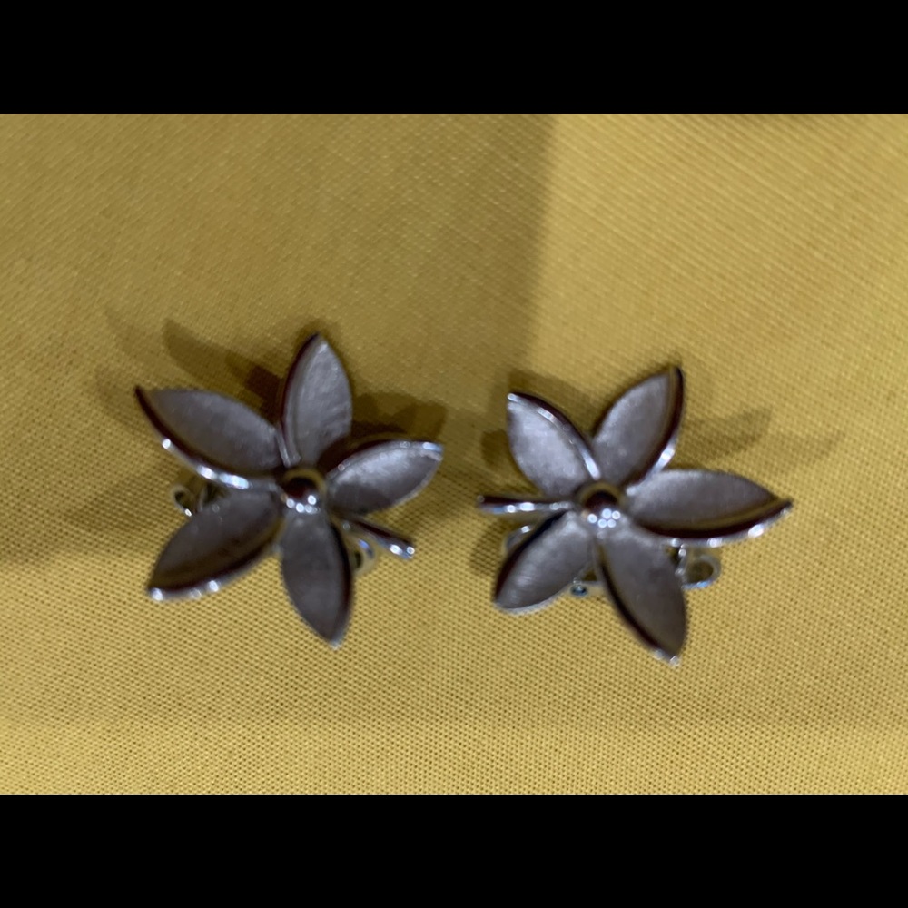 Vintage Trifari silver flower earrings 🌺